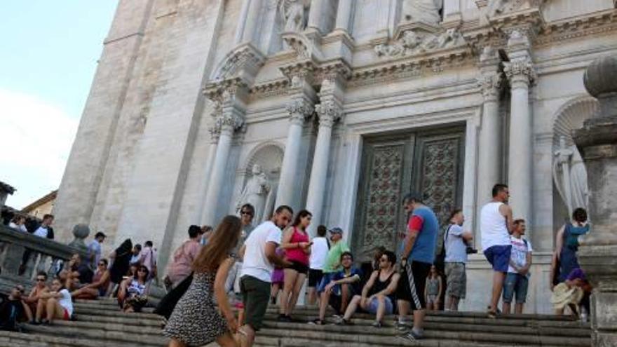 Turistes lluny del litoral, a la catedral de Girona.