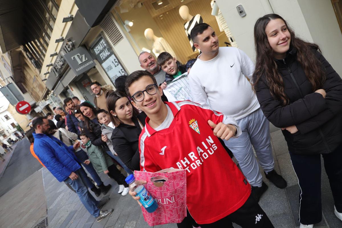 La firma de autógrafos de Iker Álvarez y Mikel Goti, en imágenes