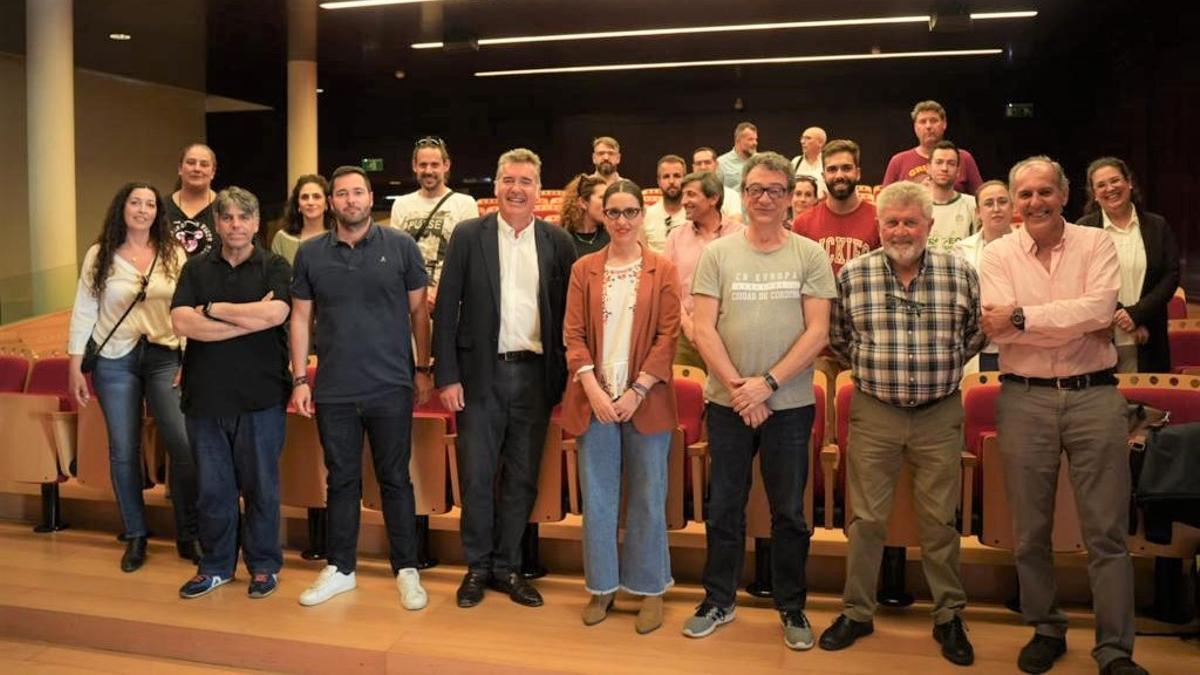 Manuel Torrejimeno reunido con los representantes del deporte cordobés.