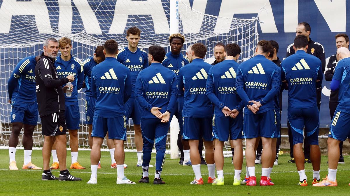 Emilio Larraz, a la izquierda, se dirige a la plantilla antes del primer entrenamiento del técnico aragonés.