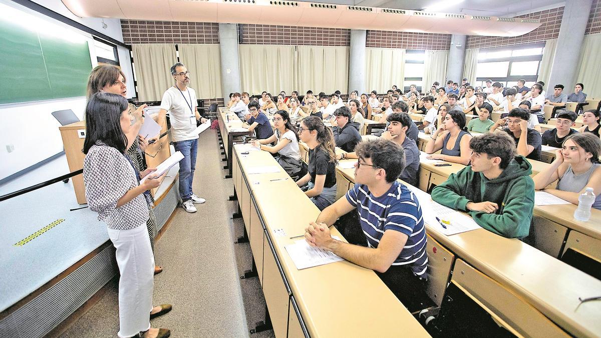 Pruebas de acceso a la universidad el pasado mes de junio en el campus de Burjassot de la Universitat de València.