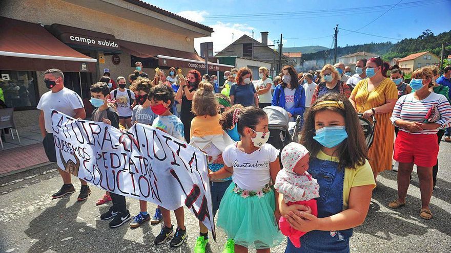 La concentración de protesta celebrada ayer, a las puertas del centro de salud vikingo.