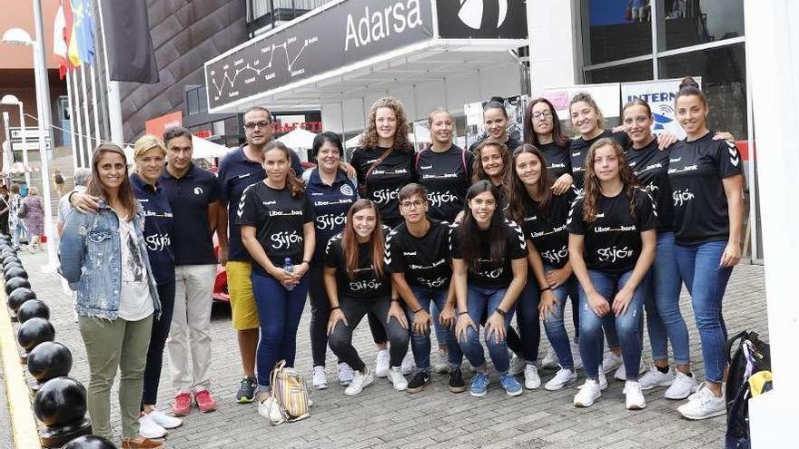 La plantilla del Liberbank Gijón, ayer, en su visita a la Feria de Muestras.