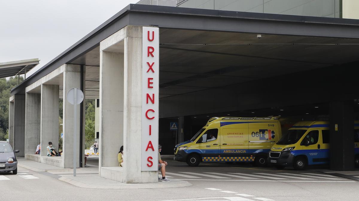 Foto de archivo de ambulancias en la zona de urgencias del hospital Álvaro Cunqueiro de Vigo.