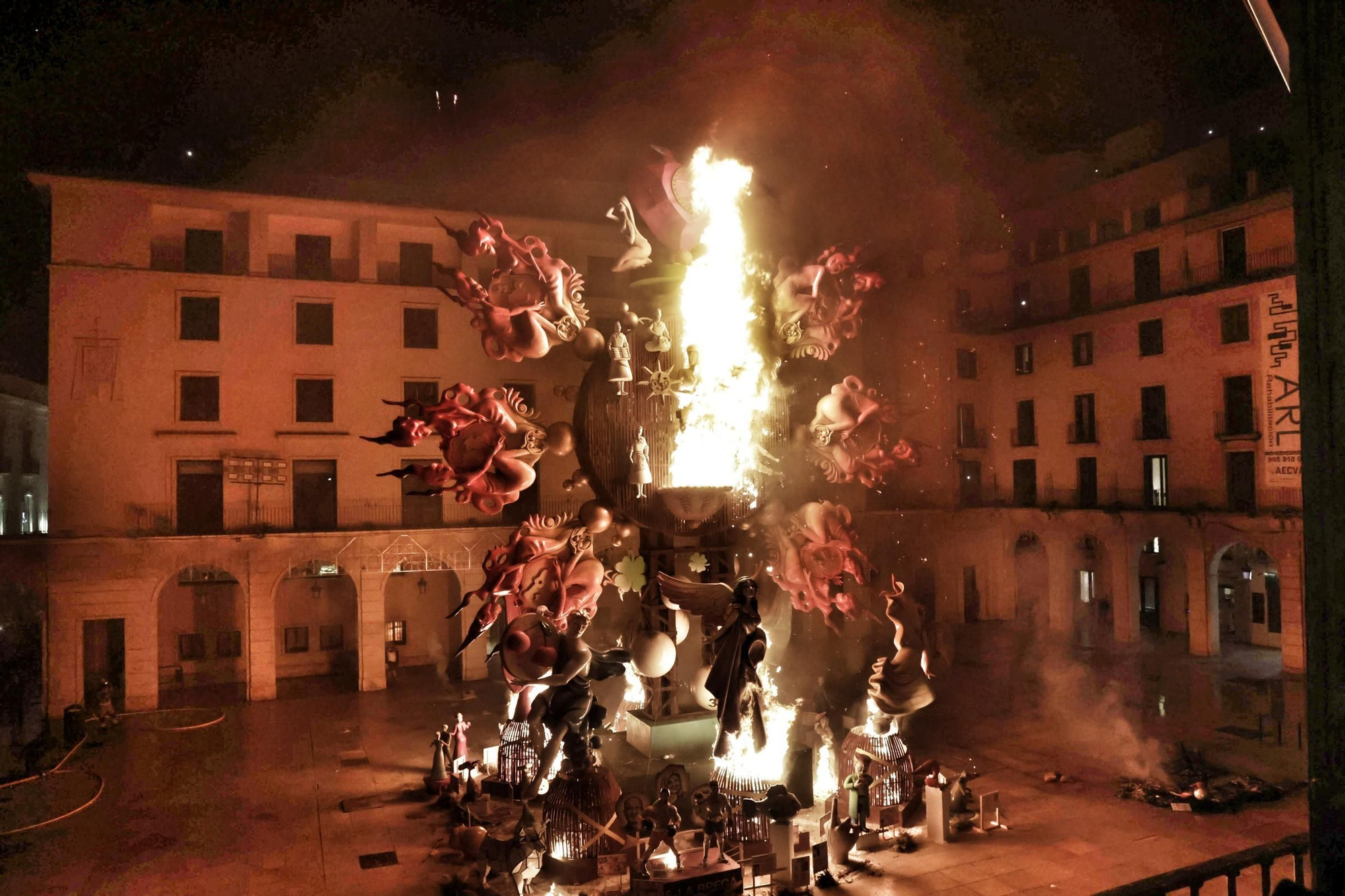 Cremà de la Hoguera Oficial adulta, “Identidad”