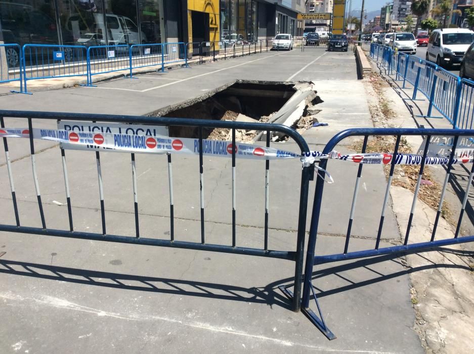 Un trailer cargado de coches del concesionario de Opel ocasionó un boquete en la calzada y tuvo que ser rescatado por una grúa de grandes dimensiones