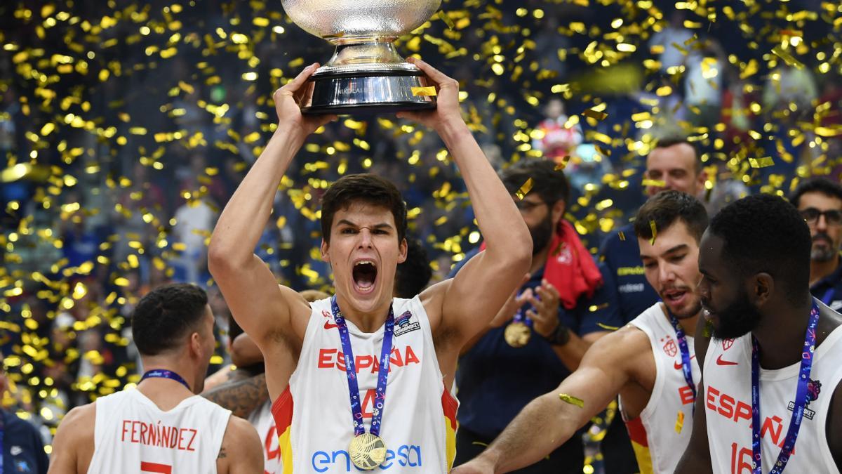 Jaime Pradilla levanta la Copa de campeón del Eurobasket.