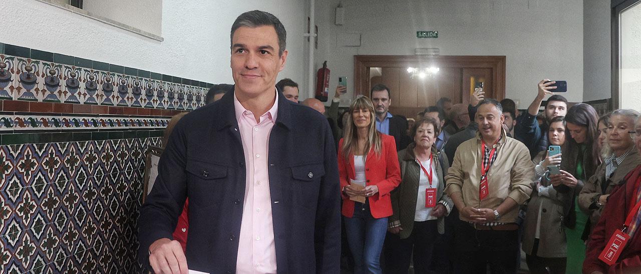 Pedro Sánchez vota en las elecciones del 28-M