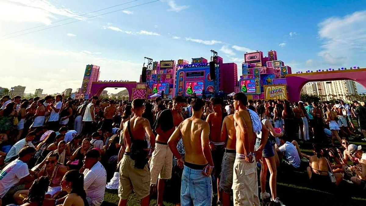 Público concentrado esta tarde ante el escenario.