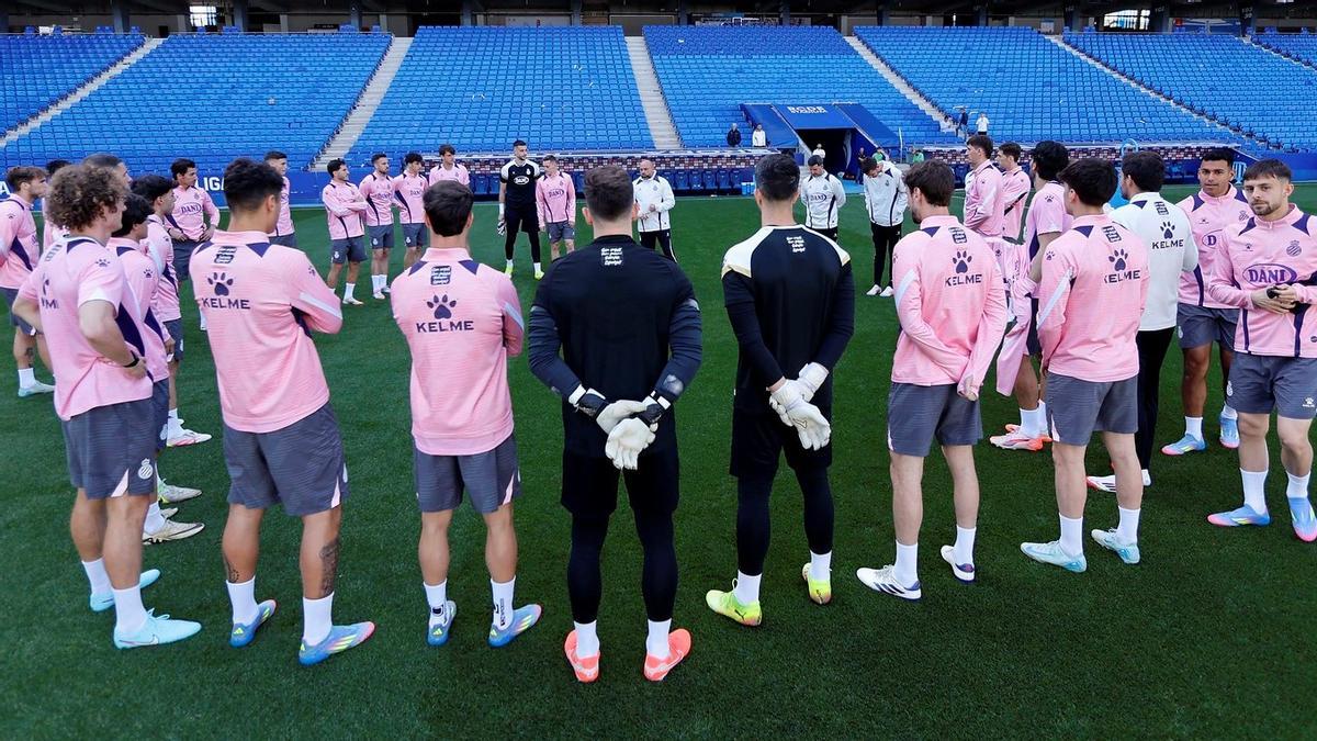 Manolo González, en la charla con la plantilla del Espanyol, este lunes en el RCDE Stadium.