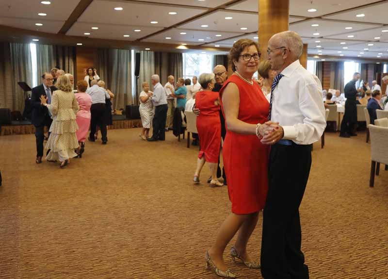 El Ayuntamiento de València organiza una fiesta de parejas que celebran sus bodas de oro