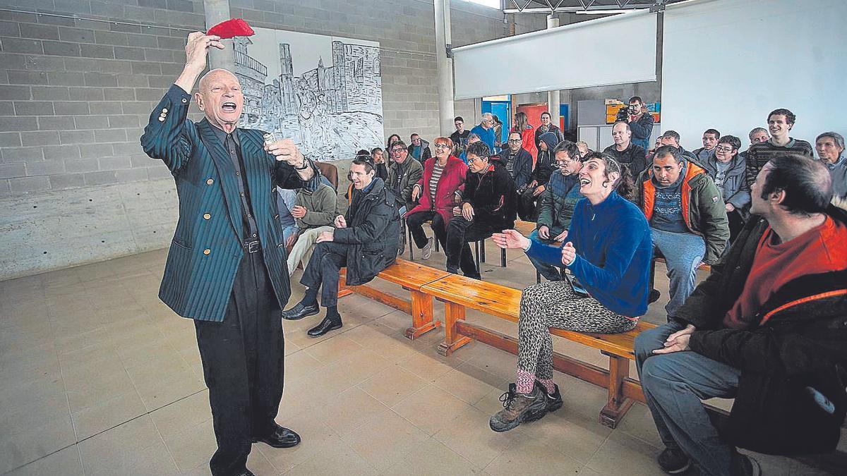 Xevi en plena actuació a la sala d'actes del centre de la Fundació Autisme Mas Casadevall.