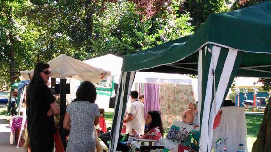 El mercado artesanal de Laviana, a primera hora de la tarde de ayer.