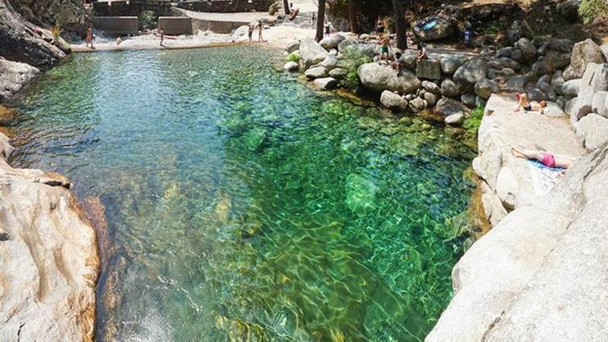 El pueblo de Ávila dónde el agua es el protagonista y te puede recordar a Venecia: puentes, arroyos y una piscina natural color esmeralda