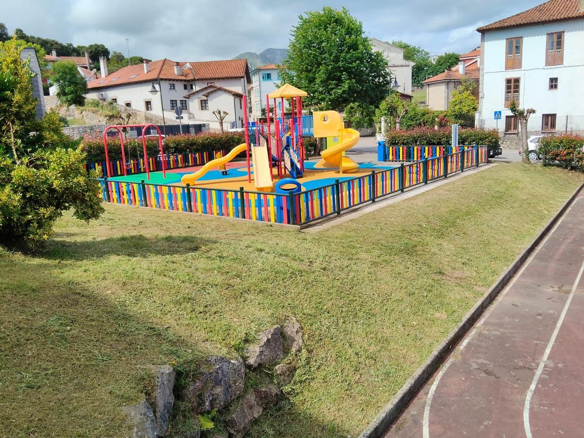 Llanes pone a punto todos los parques infantiles y las áreas recreativas del concejo