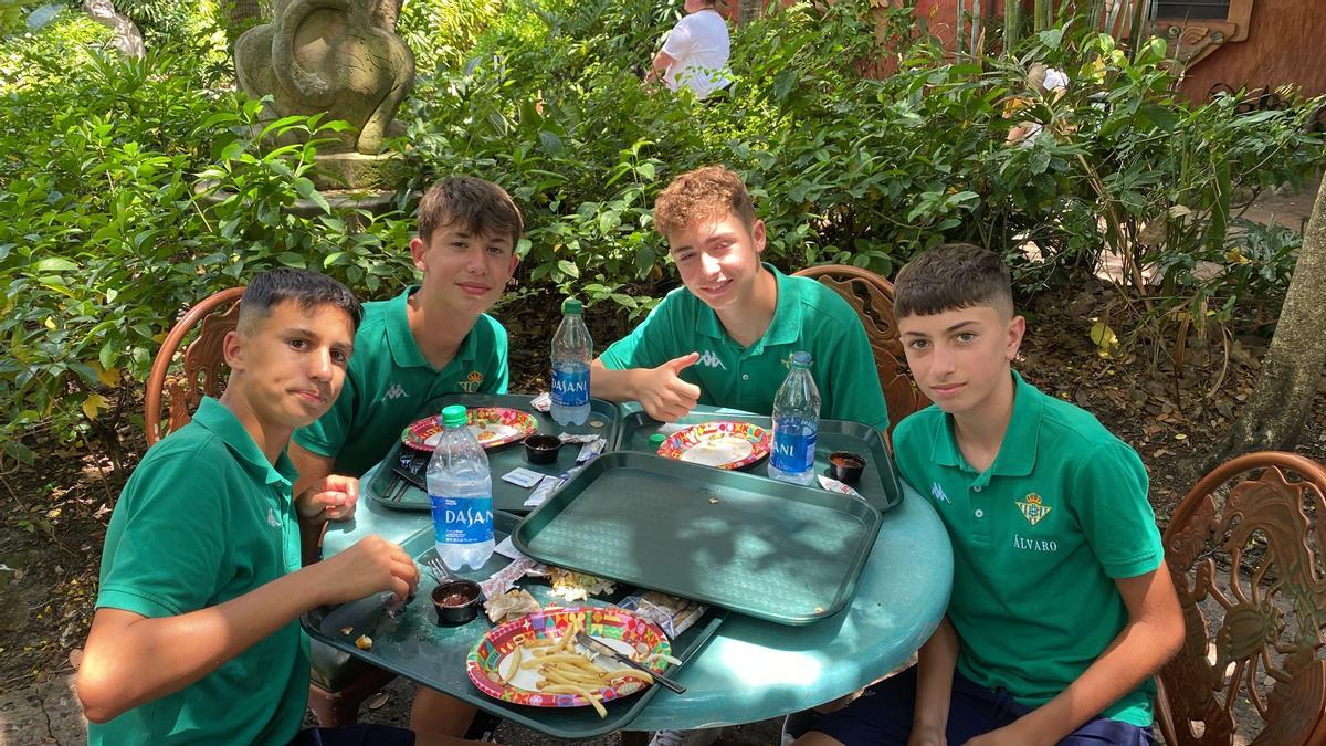 Álvaro Díez junto a otros jugadores del Betis en la Liga Promises, durante el torneo en EEUU.