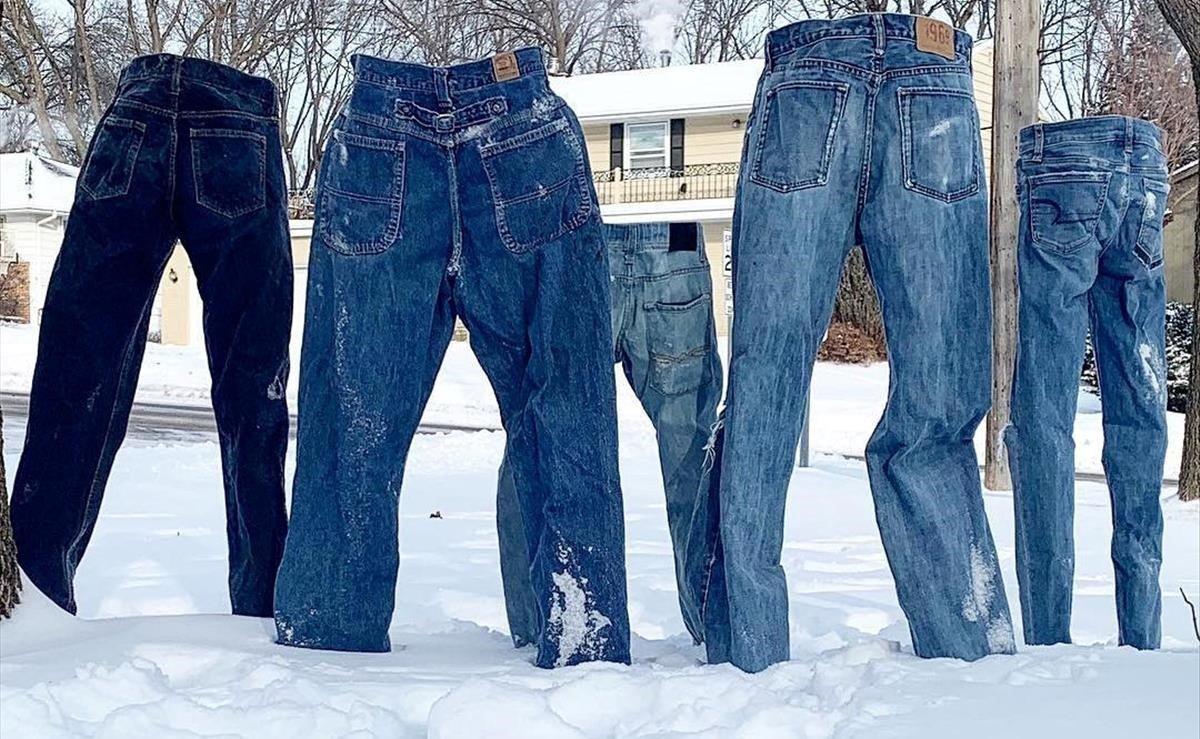 Curiosa imagen de unos pantalones congelados en Saint Anthony Village, Minnesota.