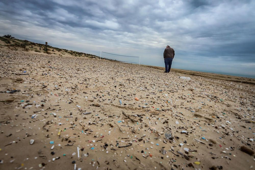 Más de tres mil fragmentos de plástico por metro cuadrado se pueden encontrar en la arena de la playa situada junto a la desembocadura del Segura en Guardamar