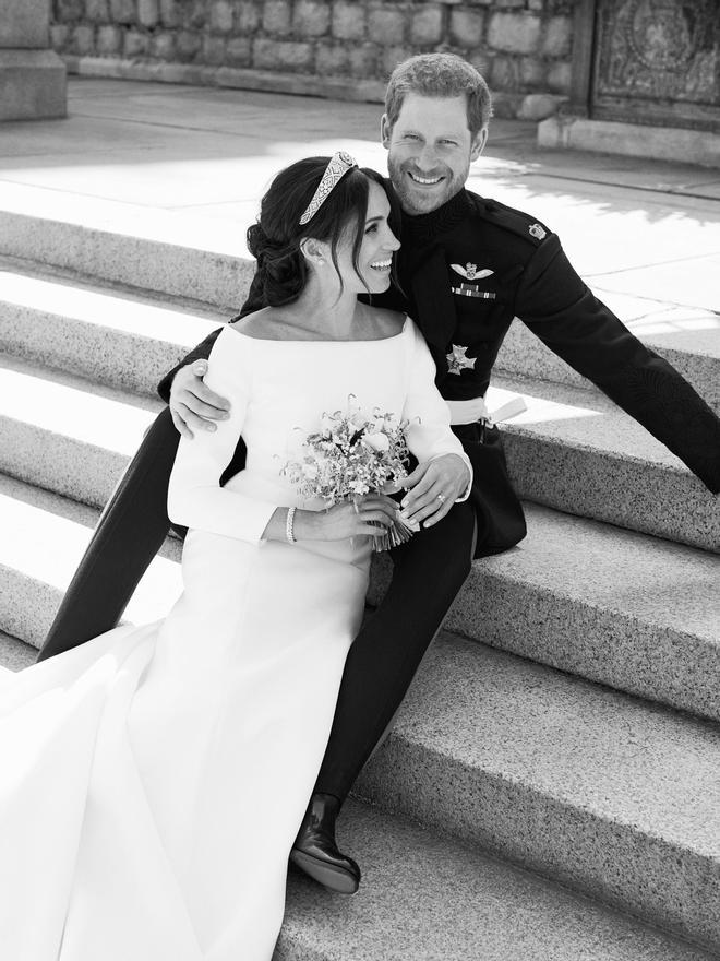 Meghan Markle y el Príncipe Harry en una de las fotos oficiales de la boda
