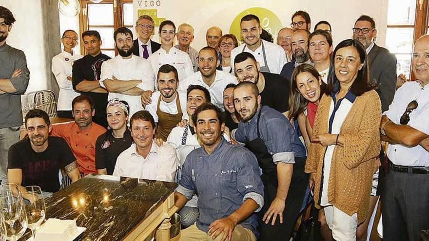 Foto de familia con cocineros y organizadores del &quot;VigoSea Fest&quot; que se celebrará en julio. // Alba Villar