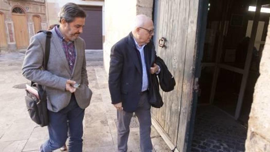 El exarquitecto de Xàtiva (izq.), a su llegada al juzgado en diciembre para declarar por la plaza de toros.