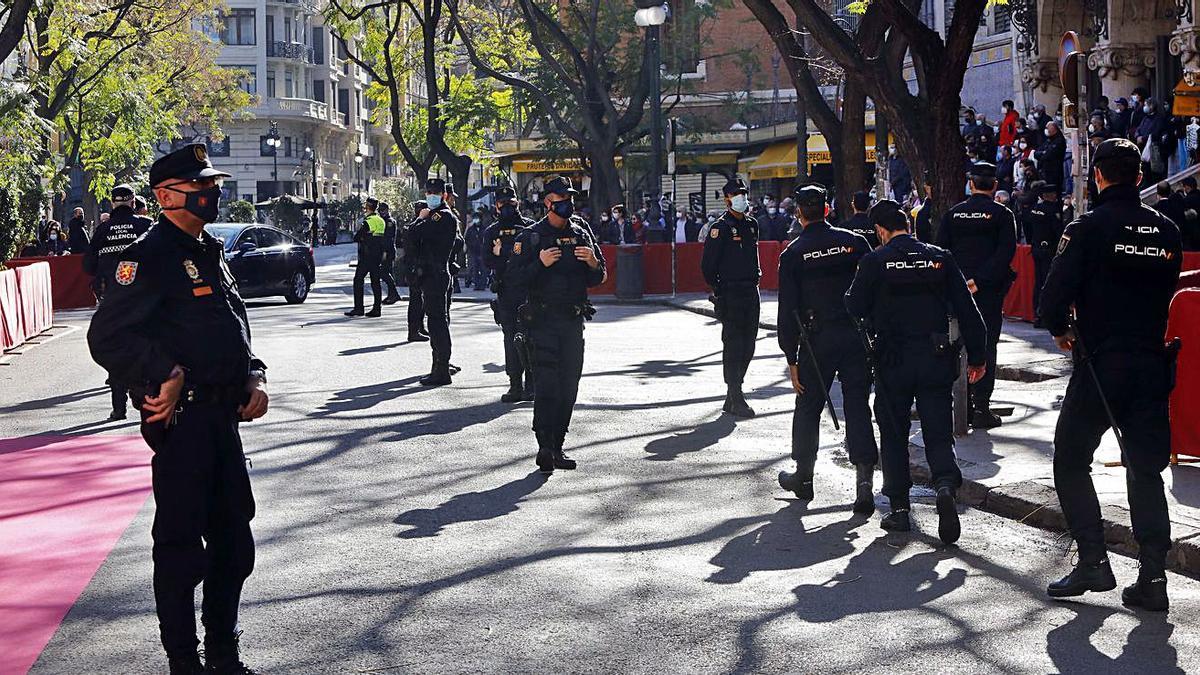 La Policía Nacional realiza un despliegue importante para garantizar la seguridad del acto, ayer.  | M.A. MONTESINOS