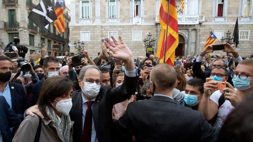 Torra abandona el Palau de la Generalitat arropado por centenares de personas