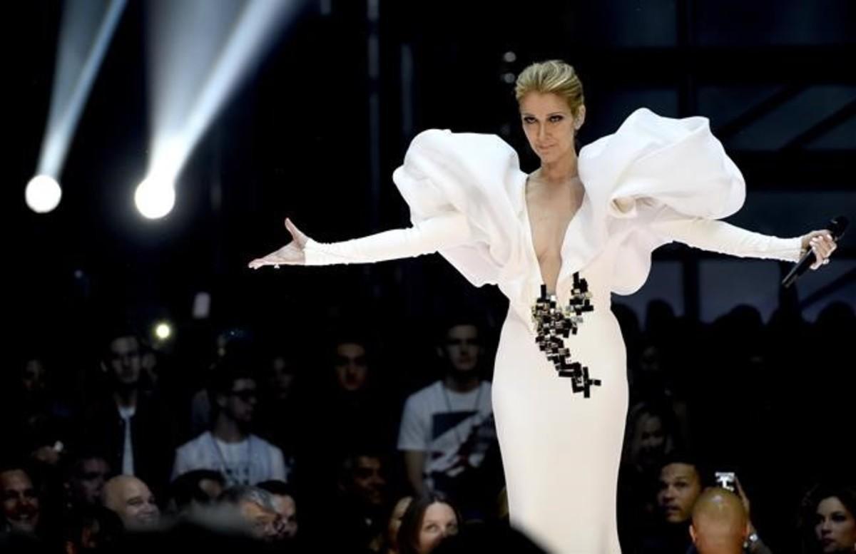 Céline Dion cantó la célebre canción de ’Titanic’ 20 años después del estreno del filme en la gala de los Billboard.