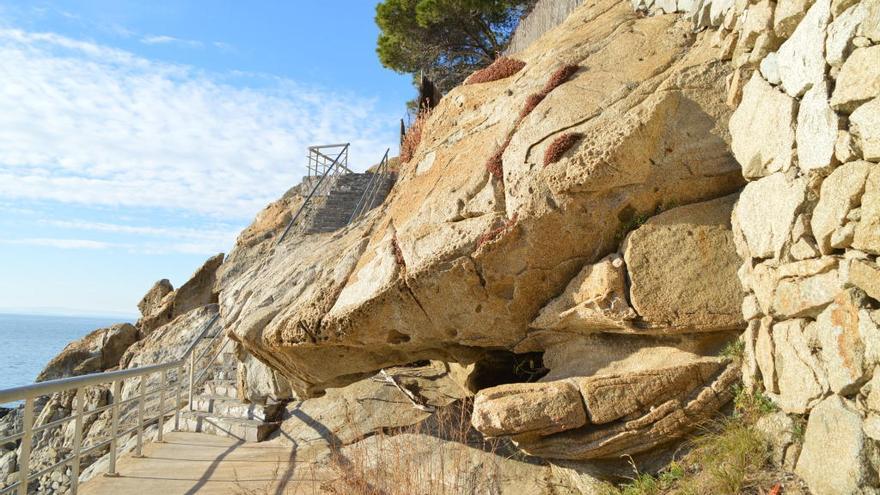 El camí de ronda passa per sobre del rocallam.