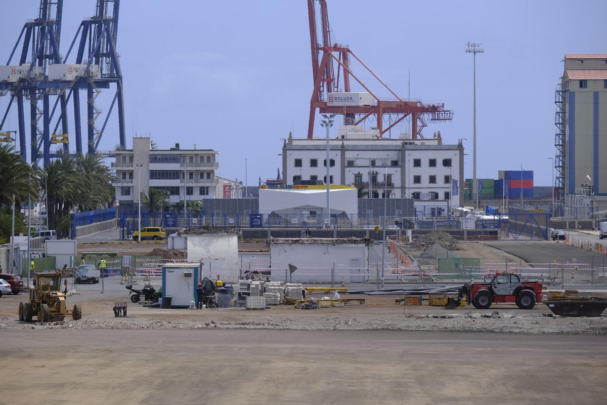 Obras en el muelle Pesquero, a la entrada, con los boladizos con forma de alas de gaviota ya derribados.