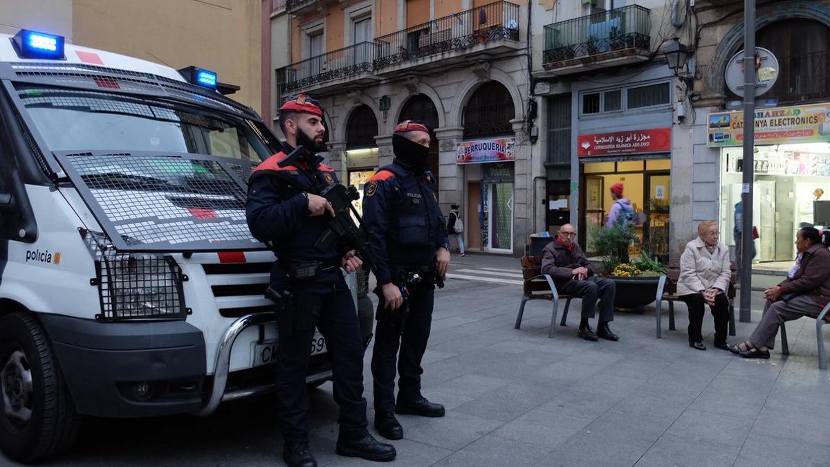 Mossos desplegados en Ciutat Vella.