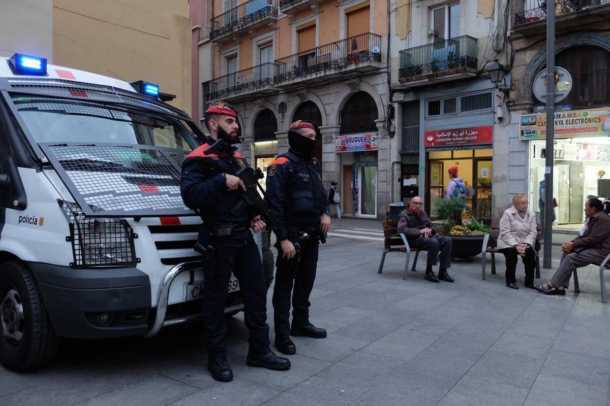 Mossos desplegados en Ciutat Vella.