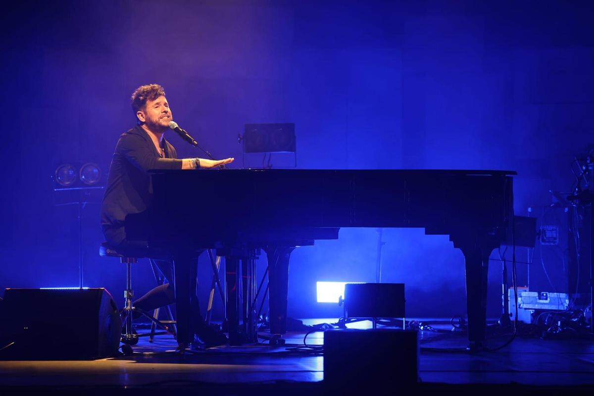 Pablo López en el escenario del auditorio Mar de Vigo.