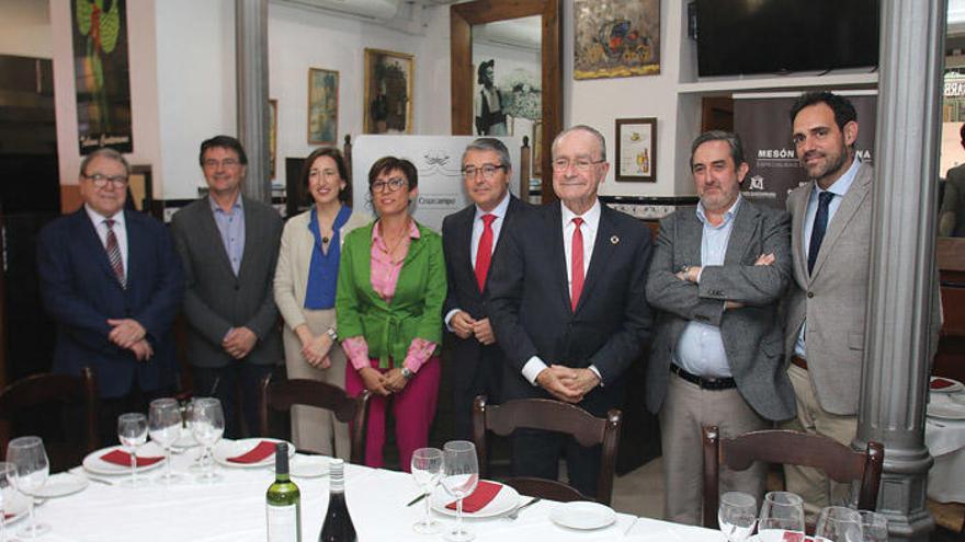 Pérez Casero, Sarabia, Natalia Sánchez, María Gámez, Salado, De la Torre, José R. Mendaza (director de La Opinión) y Javier Frutos.