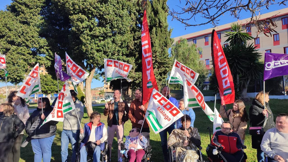 La huelga ha dado comienzo hoy, por lo que las trabajadoras se han concentrado frente a las puertas de este centro residencial ubicado en Teatinos.