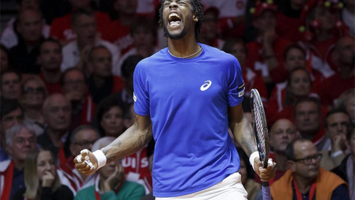 Gael Monfils celebra la victoria frente al suizo Federer