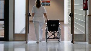 Una sanitaria en el hospital de Palma.