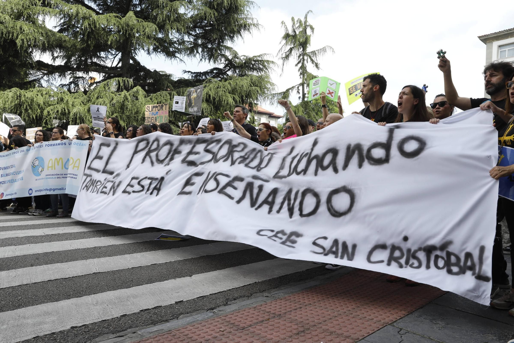 EN IMÁGENES: Segunda jornada de huelga de los profesores y protestas en Oviedo