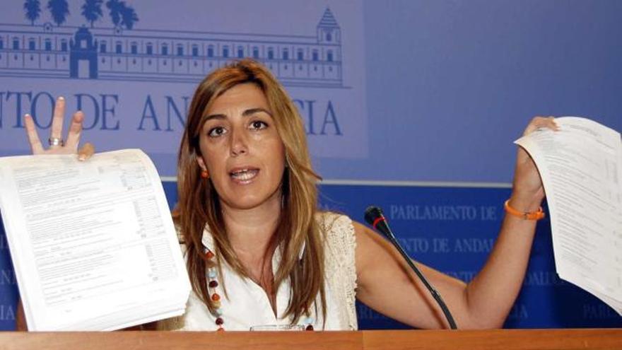 La secretaria de Organización del PSOE-A, Susana Díaz, muestra los documentos del IRPF de los diputados socialistas.