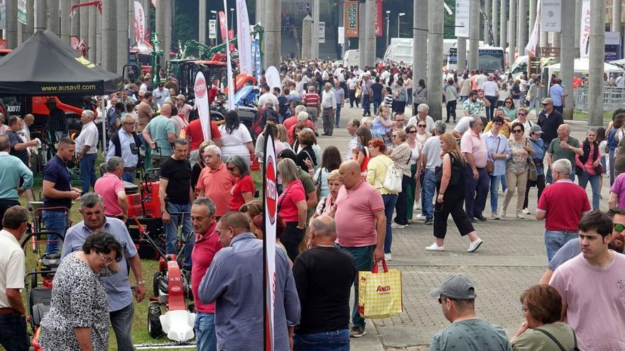 Numeroso público en el paseo central en el exterior de las instalaciones de la feria /semana verde