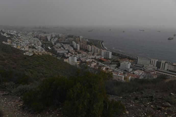 24-02-20 LAS PALMAS DE GRAN CANARIA. DIFERNETES LUGARES. LAS PALMAS DE GRAN CANARIA. METEOROLOGIA. Calima.    Fotos: Juan Castro.