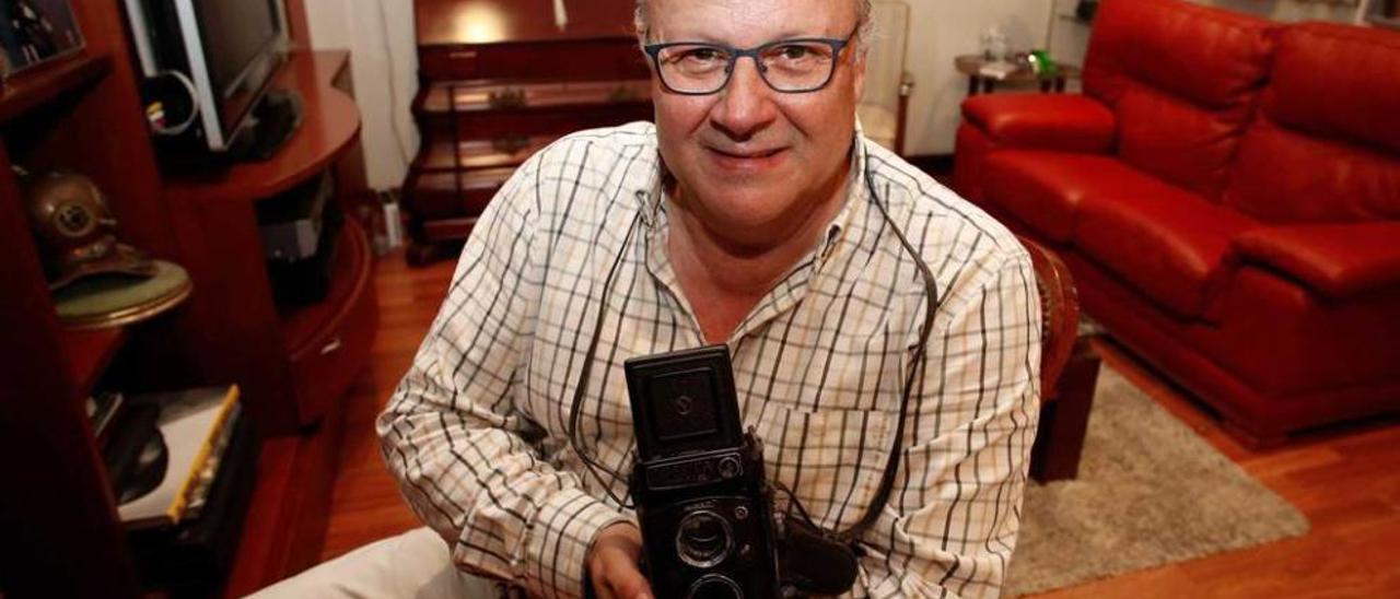 Nardo Villaboy, con una de las cámaras antiguas de su colección.