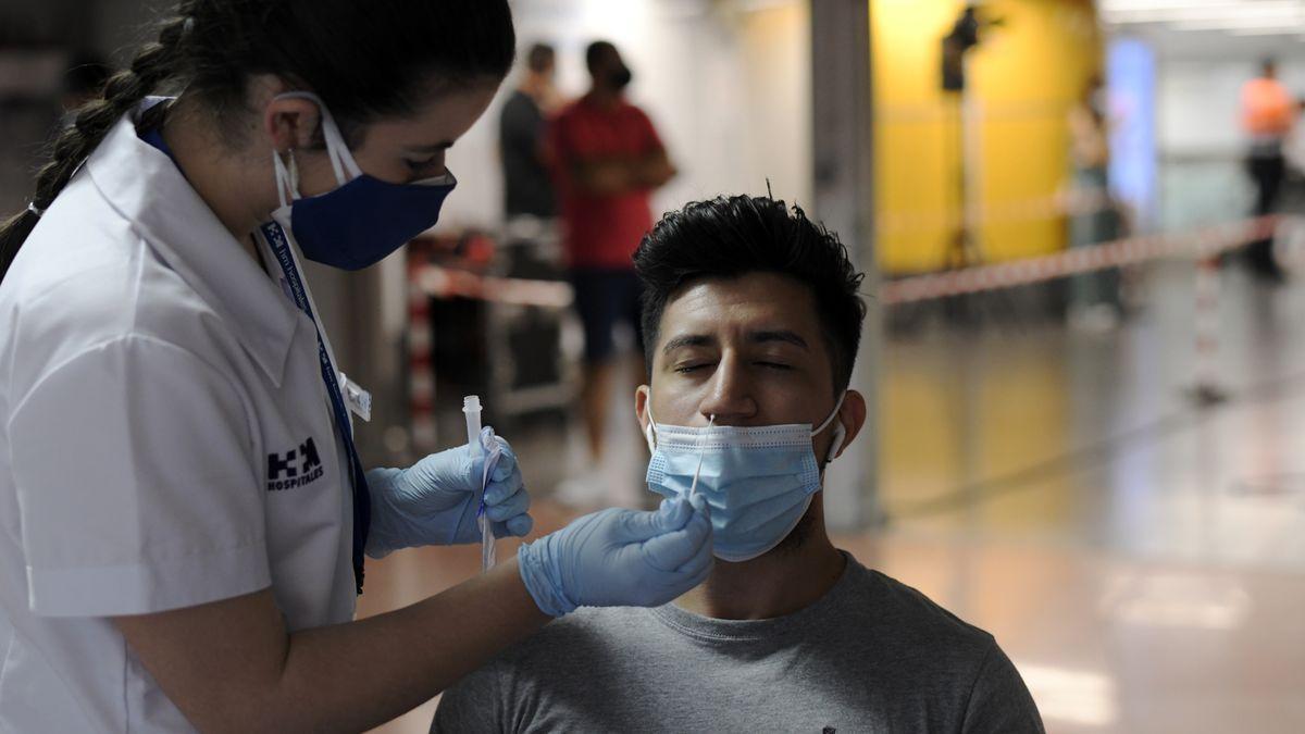 Una sanitaria realiza un test de antígenos a un hombre. ÓSCAR CAÑAS - EUROPA PRESS