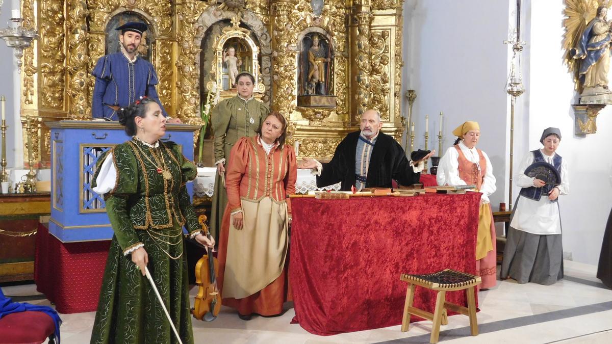 Los integrantes del grupo ponen en escena la obra dedicada a Antonio de Nebrija