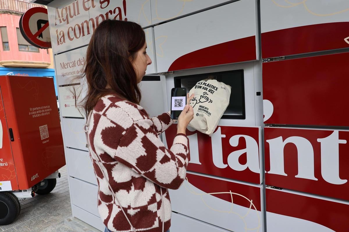 Los clientes del Mercat del Centre de Vilanova podrán recoger las comandas con un código QR en un armario 'multitemperatura' instalado en el exterior del mercado.