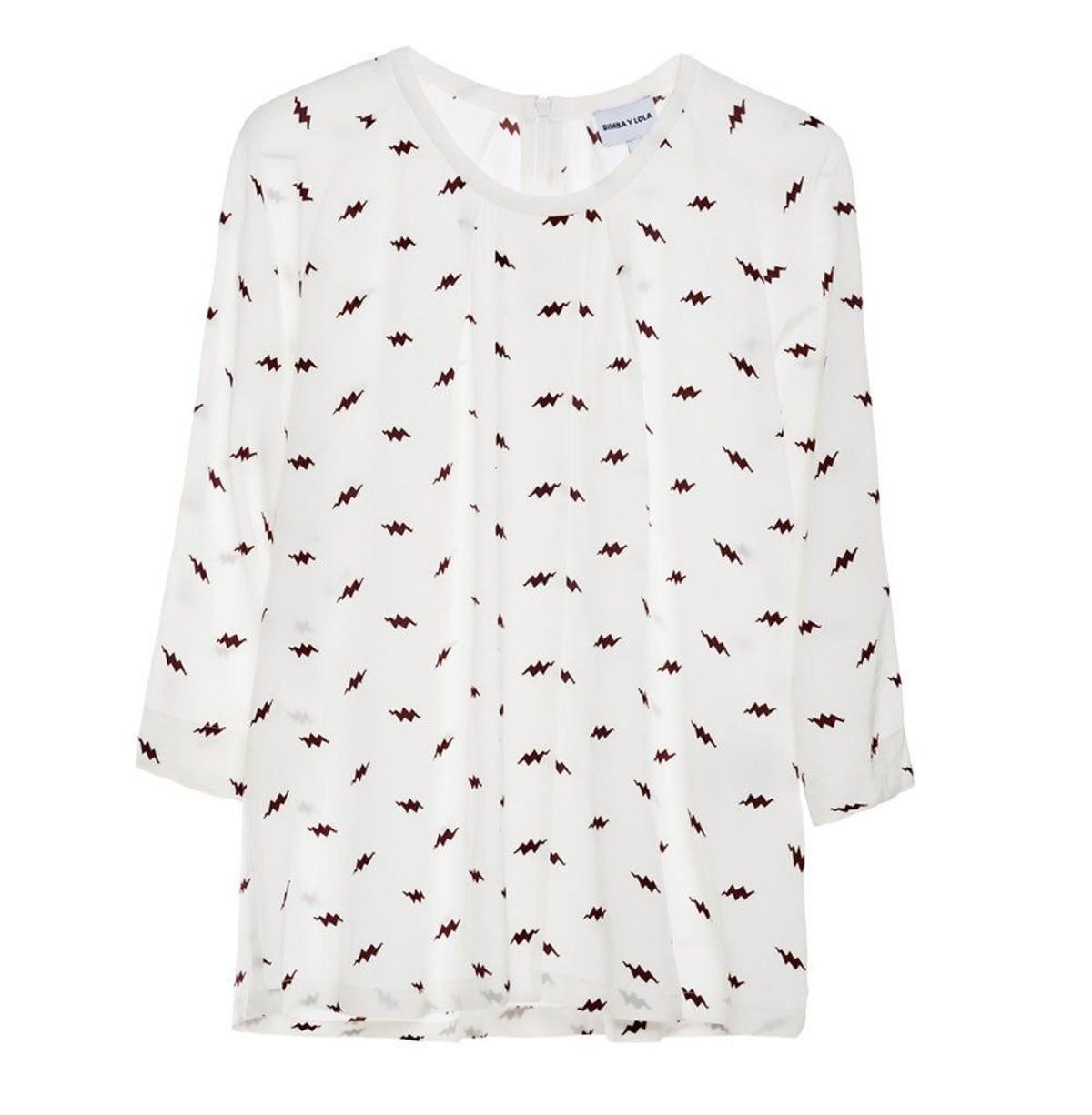 Blusa blanca con estampado de rayos. (Precio: 69 euros)