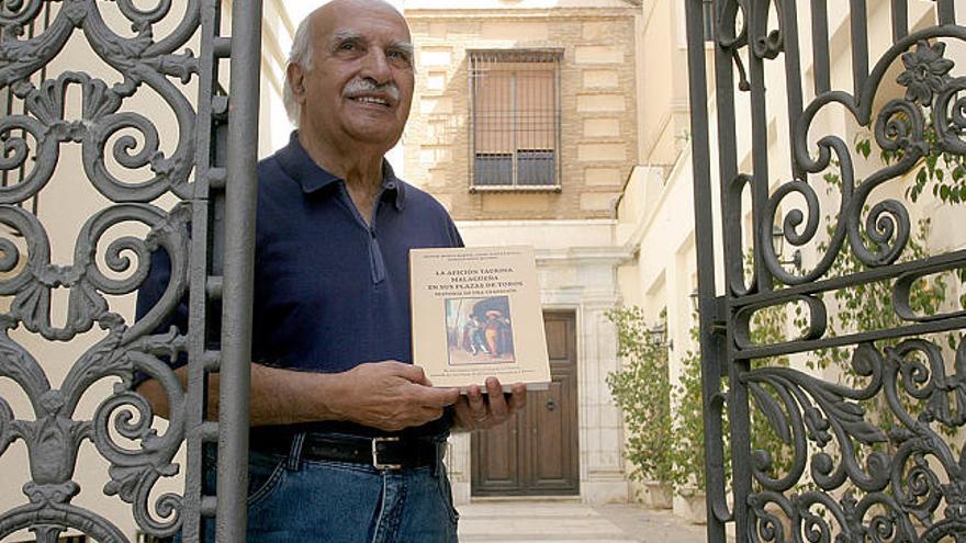 Historia. Manuel Muñoz, con el libro sobre los toros en Málaga, delante del antiguo conservatorio y convento de San Francisco.