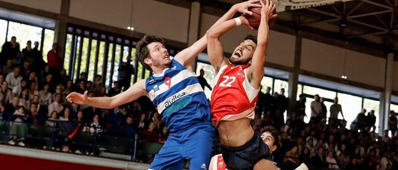 Un jugador avilesino tapona a un rival durante la final disputada en el pabellón Braulio García de Gijón.