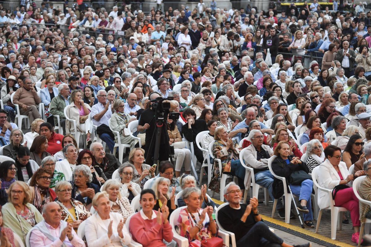 Bajo la batuta del director alicantino Juan Miguel Romero Llopis, la Banda Municipal ofreció un repertorio basado en bandas sonoras de películas. Bajo la batuta del director alicantino Juan Miguel Romero Llopis, la Banda Municipal ofreció un repertorio basado en bandas sonoras de películas.