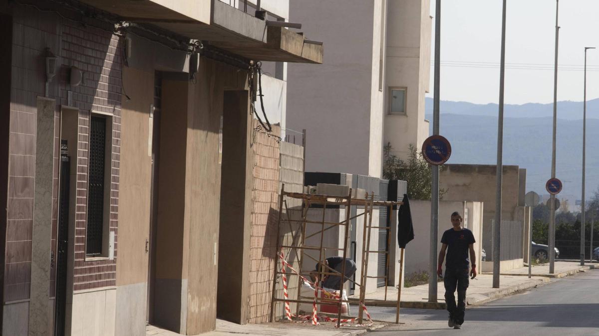 Obras en una vivienda de Guadassuar tras la trágica riada, en una imagen de archivo.